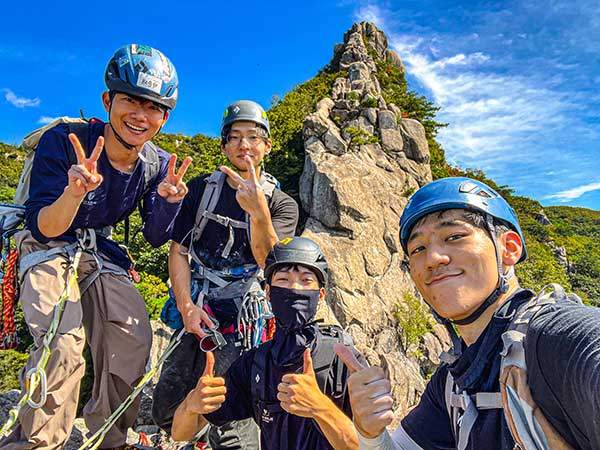 지난해 9월 부산대 산악부 동료들과 무명리지 등반.