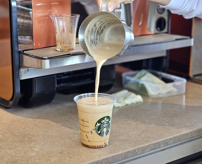 ‘에어로카노’ 출시를 하루 앞둔 지난달 25일 서울 강남구 스타벅스 코리아 지원센터에서 스타벅스 엑설런스센터 파트너가 에어로카노를 제조 중이다.