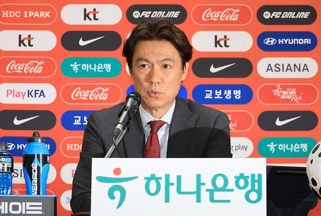 홍명보 축구 국가대표팀 감독이 16일 천안 코리아풋볼파크에서 열린 3월 유럽 원정 평가전 명단 발표 기자회견에서 취재진의 질문에 답하고 있다. 연합뉴스