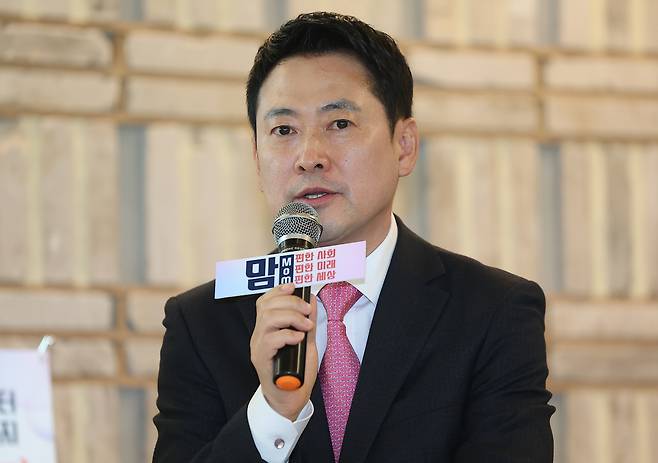 국민의힘 장동혁 대표가 17일 서울 마포구 북카페 채그로에서 열린 '난임부터 보육까지, 맘편한 현장소통 간담회'에서 인사말하고 있다.&nbsp; &nbsp; 연합뉴스