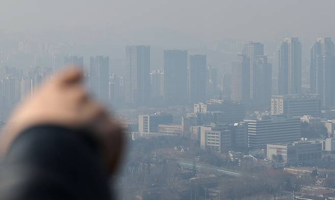 올해 서울 공동주택 공시가격이 두 자릿수 비율로 올라 5년 만에 최고 상승률을 기록했다. 강남3구 등 서울 일부 자치구는 공시가격 상승률이 20%대 수준으로 높아 고가 아파트 중에는 보유세 증가율이 50%를 넘는 곳도 나올 전망이다. 사진은 17일 서울 남산에서 바라본 용산구 아파트 단지의 모습. 연합뉴스