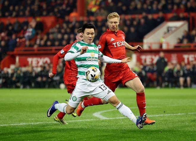 한국 축구 대표팀에 9개월 만에 돌아온 양현준이 지난 5일(한국시간) 스코틀랜드 애버딘 피토드리 스타디움에서 열린 2025~26 스코틀랜드 프리미어십 25라운드 애버딘과의 경기에서 슛을 시도하고 있다.  애버딘 AP 뉴시스