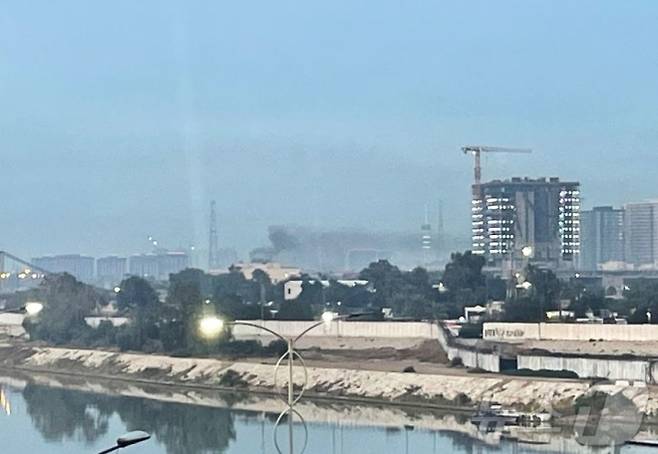 14일(현지시간) 바그다드 주재 미국 대사관에 대한 드론 공격 후 연기가 피어오르고 있다. 2026.03.14. AFP 뉴스1