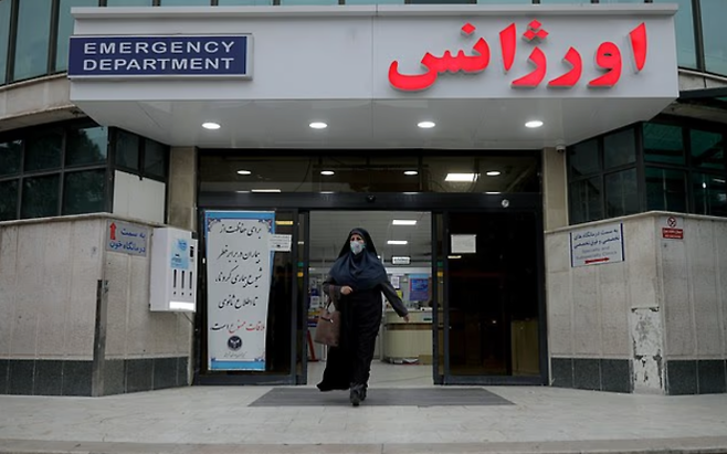 이란의 한 병원에서 걸어 나오는 여성. 기사와 관계 없음. 로이터 연합뉴스