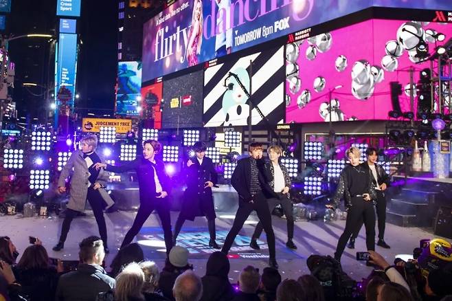 지난 2019년 뉴욕 타임스퀘어에서 공연을 펼치고 있는 방탄소년단(BTS).  연합뉴스