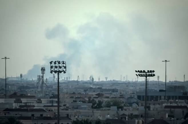 2026년 2월 28일, 이란의 공습으로 추정되는 공격 이후, 카타르 공군과 미군이 주둔하는 알우데이드 공군기지 방향에서 연기가 피어오르고 있다. AFP 연합뉴스