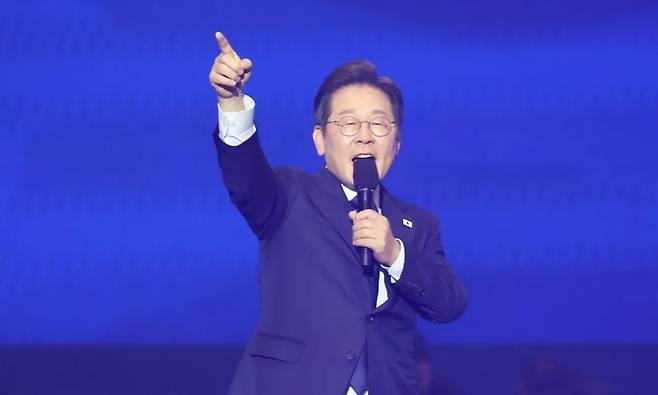 2025년 4월 27일 더불어민주당 21대 대선 후보로 선출된 당시 이재명 후보가 경기 고양시 킨텍스에서 열린 ‘제21대 대통령 선거 후보자 선출을 위한 수도권·강원·제주 경선 및 최종 후보자 선출 대회’에서 수락 연설을 하고 있다. 연합뉴스