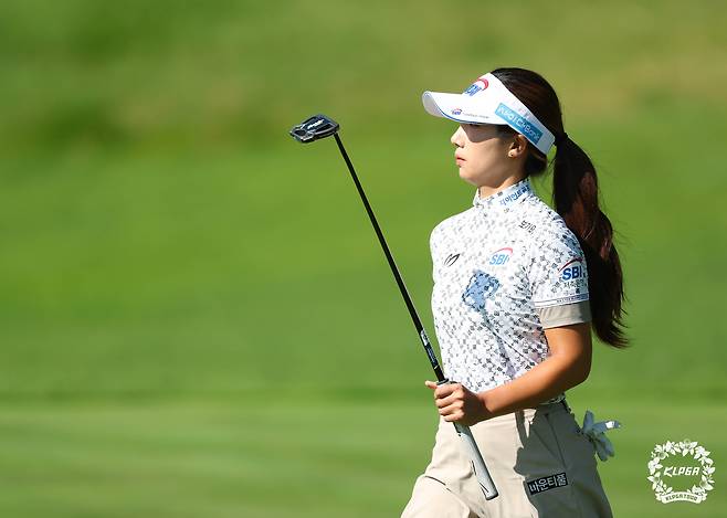 퍼팅을 마치고 이동하고 있는 이동은. 사진 제공=KLPGA