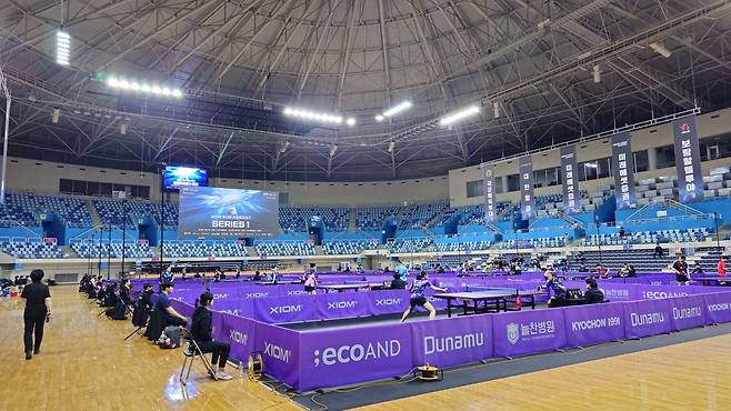 17일 인천 남동체육관에서 개막한 ‘두나무 프로탁구리그 시리즈1’ 예선 경기가 펼쳐치고 있다. 이종호 기자