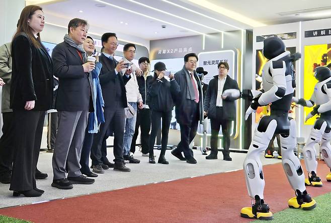 이철규 국회 산업통상자원중소벤처기업위원장을 비롯한 여야 의원들이 17일(현지 시간) 중국 상하이 휴머노이드 제조 기업 ‘아지봇’의 로봇을 둘러보고 있다. 상하이=이승령 기자
