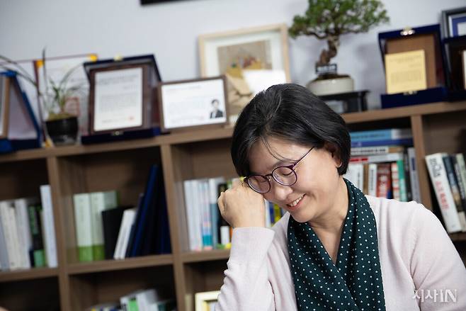 2월27일 인터뷰 도중 자신이 사는 동네 이야기를 하던 임미애 의원이 눈물을 훔치고 있다. ⓒ김흥구