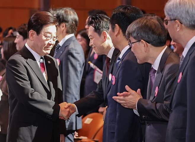 3월1일 이재명 대통령이 제107주년 3·1절 기념식에서 장동혁 국민의힘 대표와 악수하고 있다. ⓒ연합뉴스