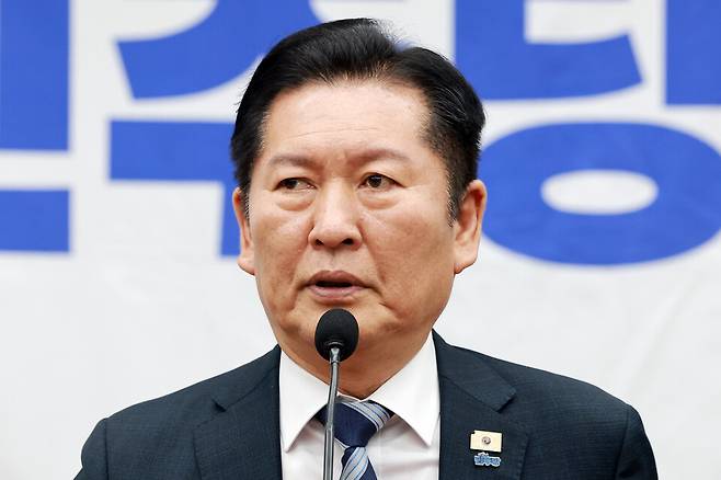 정청래 더불어민주당 대표가 17일 국회에서 열린 의원총회에 참석해 발언하고 있다. ⓒ연합뉴스