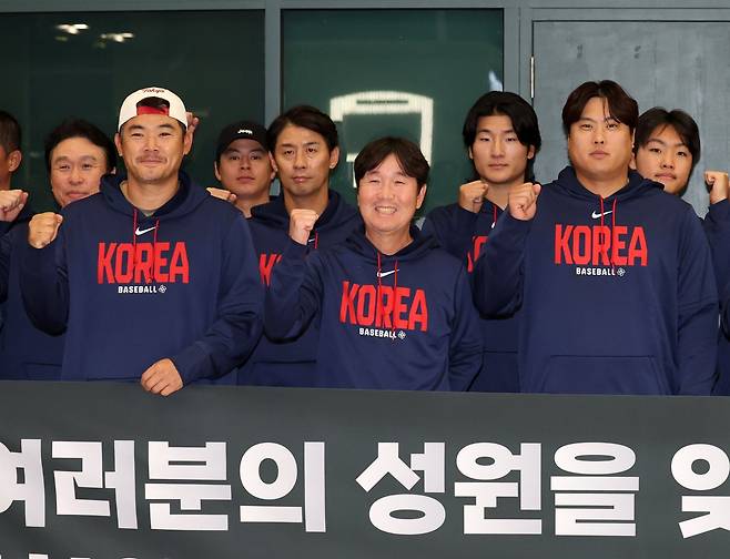 제6회 WBC 8강의 성적을 거둔 야구 대표팀이 16일 오전 인천국제공항을 통해 귀국하며 기념촬영을 하고 있다. 앞줄 왼쪽부터 노경은, 류지현 감독, 류현진. 인천국제공항｜뉴시스