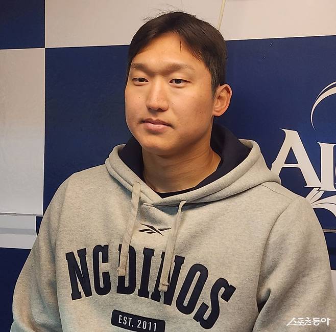 NC 구창모가 16일 창원NC파크서 열린 ‘2026 신한 SOL KBO리그’ 시범경기 KIA와 홈경기가 끝난 뒤 자신의 투구를 돌아보고 있다. 창원=박정현 기자