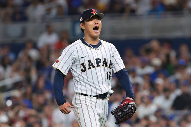 일본 야구대표팀 야마모토가 15일 WBC 8강 베네수엘라전에서 4회를 막아낸 뒤 환호하며 마운드를 내려오고 있다. Imagn Images연합뉴스