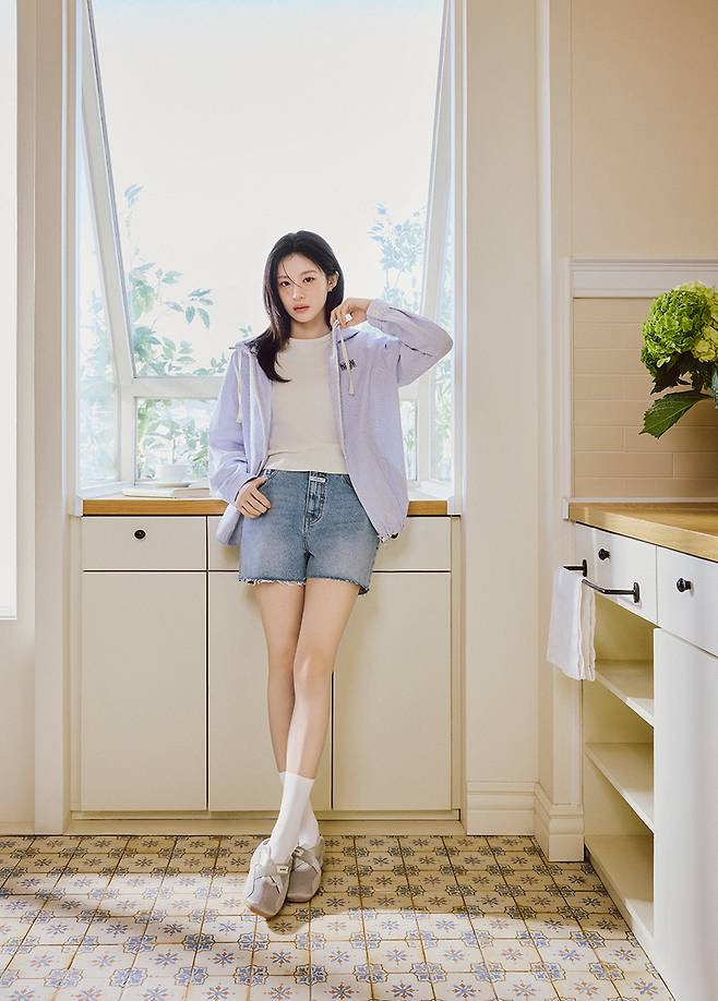 배우 고윤정 여름 의류 화보. 사진 마리떼 프랑소와 저버