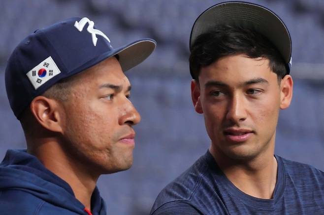 셰이 위트컴과 대화하는 저마이 존스(왼쪽).  AP연합뉴스