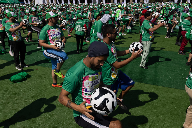 15일(현지시간) 멕시코 멕시코시티의 소칼로 광장에서 2026 북중미 월드컵을 앞두고 홍보의 일환으로 세계 최대 규모 축구 수업이 열렸다. 로이터연합뉴스