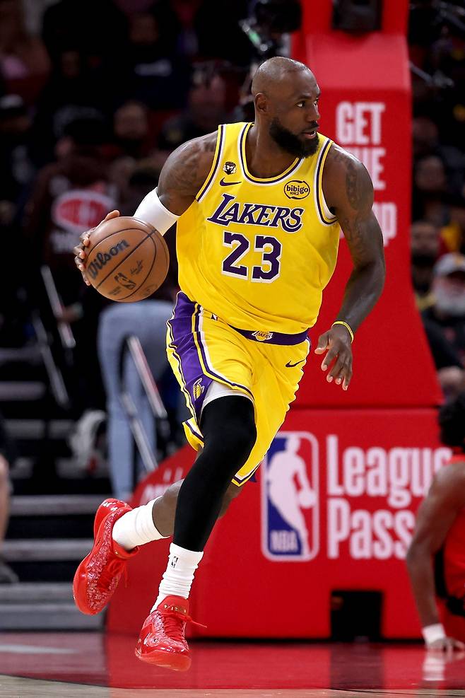 르브론 제임스가 17일 미국 텍사스주 휴스턴의 도요타 센터에서 열린 휴스턴 로키츠와 2025~2026 미국프로농구 정규리그 원정 경기에서 드리블하고 있다. 휴스턴 | AFP연합뉴스