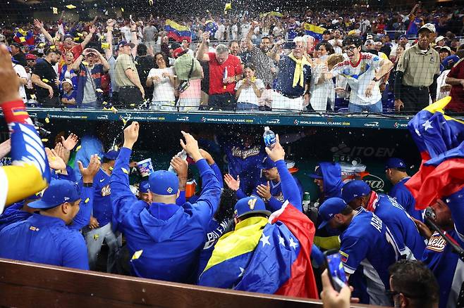 베네수엘라 선수들이 17일 WBC 4강전에서 이탈리아를 꺾은 뒤 덕아웃에서 기뻐하고 있다. AFP연합뉴스