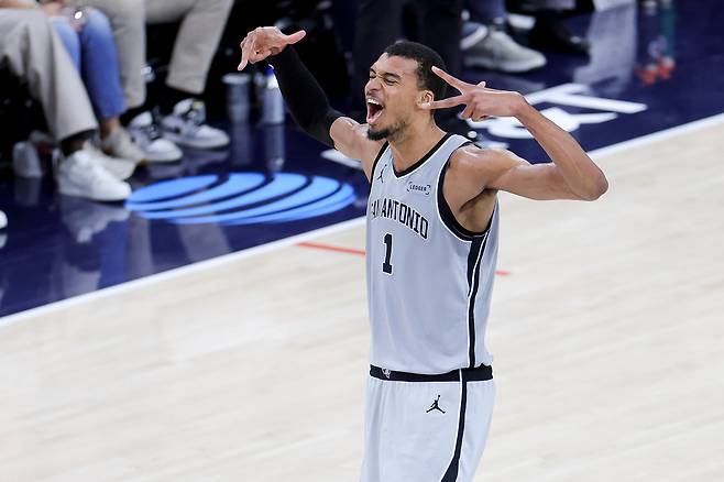 샌안토니오 빅터 웸반야마가 17일 LA 클리퍼스전에서 득점 후 포효하고 있다. AP연합뉴스