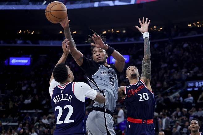 샌안토니오 스테폰 캐슬이 17일 LA 클리퍼스전에서 상대 수비진 틈에서 패스하고 있다. AP연합뉴스