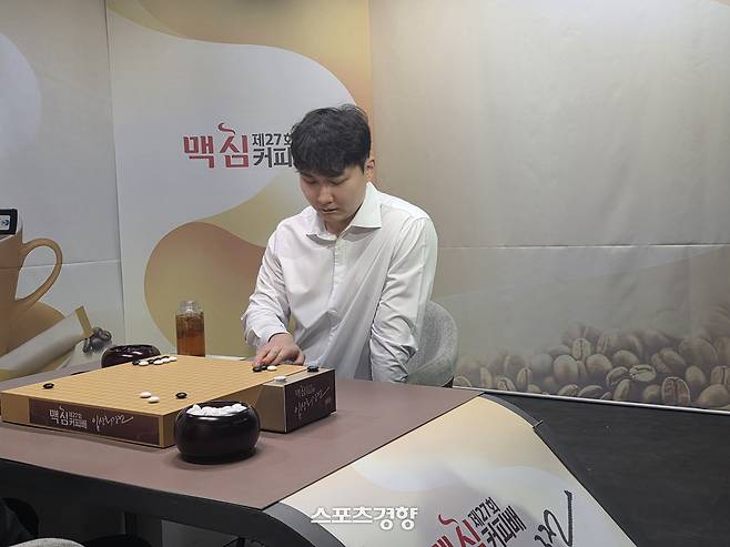 박정환 9단이 17일 서울 성동구 한국기원 내 바둑TV 스튜디오에서 열린 신진서 9단과 제27기 맥심커피배 입신최강전 4강전에서 대국하고 있다.  윤은용 기자
