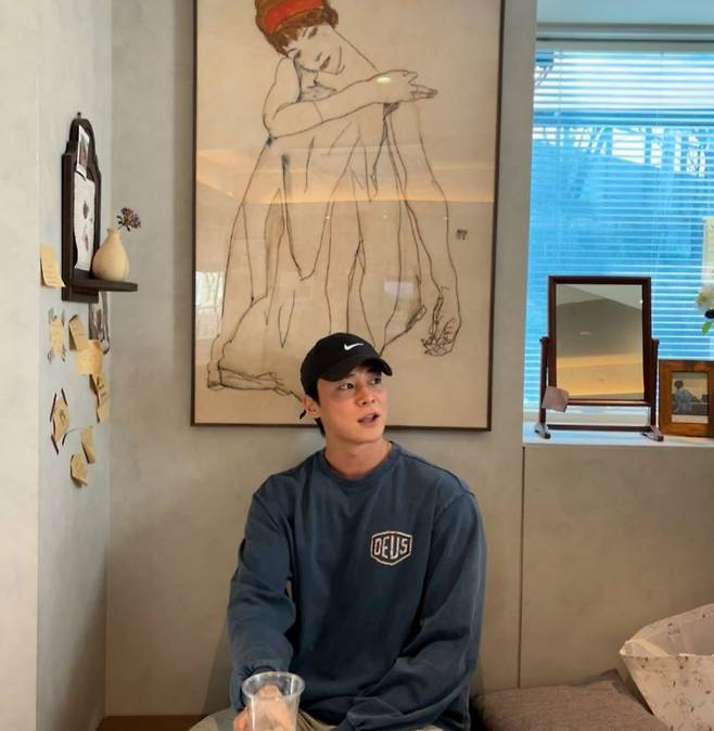 ▲ '나는 솔로' 30기 영수가 편안한 차림으로 어딘가를 응시하고 있다. 출처| 30기 영수 인스타그램