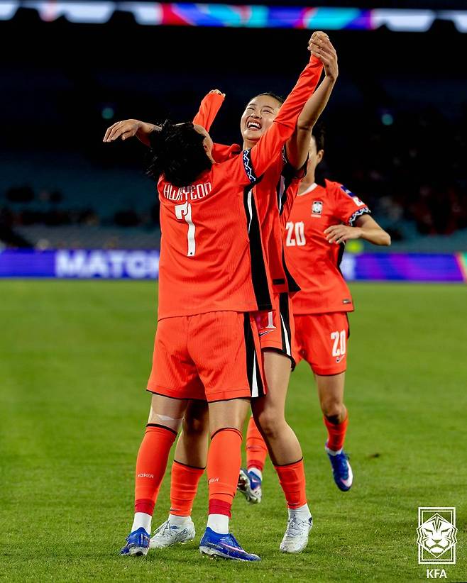 ▲ 한국 여자축구 대표팀은 18일 오후 6시 시드니에서 강력한 우승후보 일본과 운명의 한일전을 치른다. 이번 대회 4강에 진출하면서 여자 월드컵 출전권을 확보했지만 일본을 넘어야 최종 목표인 아시안컵 우승을 바라볼 수 있다. ⓒ대한축구협회