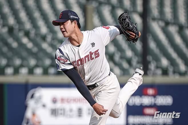 롯데 자이언츠 윤성빈이 17일 키움 히어로즈와 시범경기에서 역투하고 있다. /사진=롯데 자이언츠 제공