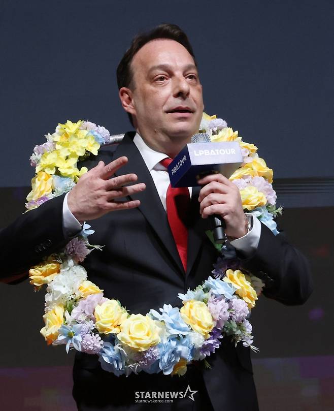 다니엘 산체스가 17일 서울시 광진구 그랜드워커힐서울 비스타홀에서 열린  '하나카드 PBA 골든큐 어워즈 2026'에서 대상 수상 후 소감을 밝히고 있다. /사진=김진경 대기자