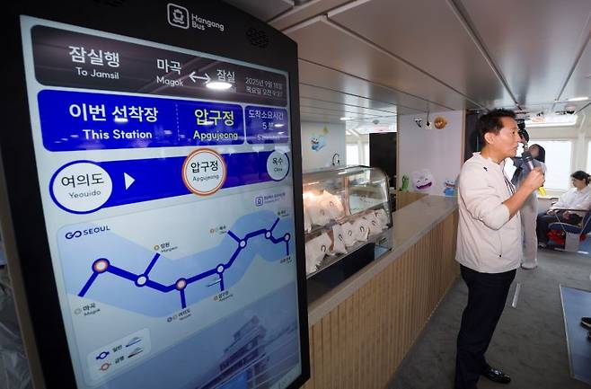 한강버스에 탑승해 기자설명회를 하고 있는 오세훈 서울시장. [사진 | 뉴시스]