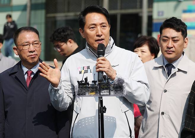 오세훈 서울시장이 17일 서울 영등포구 신길역세권 장기전세주택 건립현장 인근에서 주택 활성화 방안을 발표하고 있다. 연합뉴스