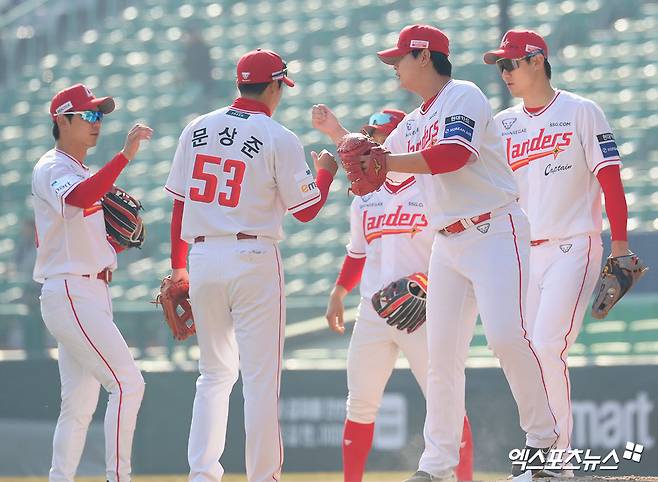 이숭용 감독이 이끄는 SSG 랜더스가 17일 인천 SSG랜더스필드에서 열린 2026 KBO 시범경기 삼성 라이온즈전에서 8-4로 승리, 2연패 탈출에 성공했다. 사진 고아라 기자