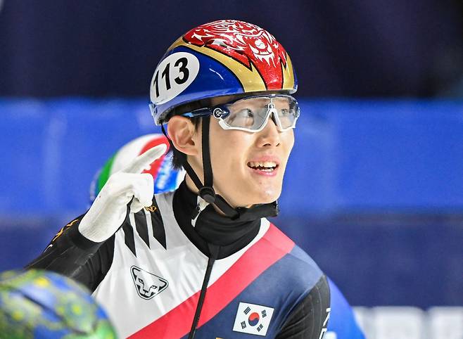 한국 쇼트트랙 대표팀은 지난 16일(한국시간) 캐나다 몬트리올에서 막을 내린 2026 국제빙상경기연맹(ISU) 쇼트트랙 세계선수권대회에서 금메달 4개를 따냈다. 남자부 막내 임종언(고양시청)이 남자 1000m와 1500m에서 금메달을 따내며 2관왕에 올랐을 뿐만 아니라 ISU 최우수 신인상으로 선정됐다. 여자부 에이스 김길리(성남시청)도 여자 1000m와 1500m를 모두 우승하면서 금메달 2개를 목에 걸었다. 반면 중국은 2026 밀라노-코르티나 동계올림픽에 이어 세계선수권대회에서도 금메달을 한 개도 얻지 못하면서 한국과의 경쟁에서 크게 뒤쳐졌다. 연합뉴스