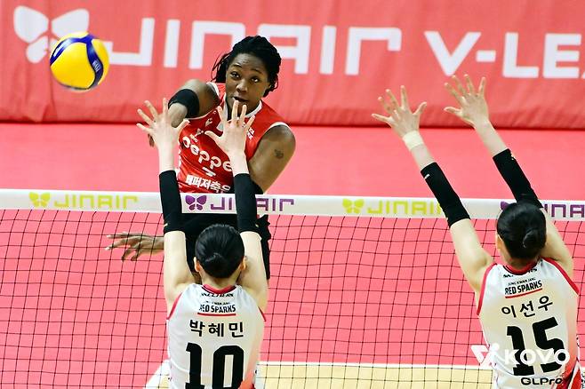 공격하는 페퍼저축은행의 외국인 선수 조이(뒤쪽) [한국배구연맹 제공. 재판매 및 DB 금지]