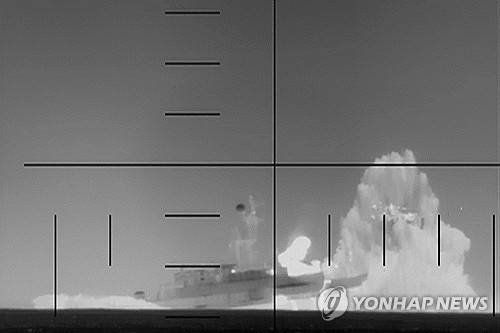 물기둥에 선체가 찢어지는 이란 호위함 [UPI 연합뉴스. 재판매 및 DB 금지]