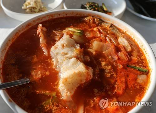 강원도 곰치국 (동해=연합뉴스) 진성철 기자 = 1월 12일 강원도 동해시 묵호항 근처 곰치국 전문 식당에서 맛보는 '곰치국', 강원도 겨울 한철 향토 음식이다. 묵은지를 넣고 끓인다.
 강원도에서 '곰치'라고 부르는 물고기는 꼼치과의 생선으로 정식 명칭은 '미거지'이다. 물메기와는 사촌지간으로 다른 종류다. 2023.1.12
 zjin@yna.co..kr(끝)