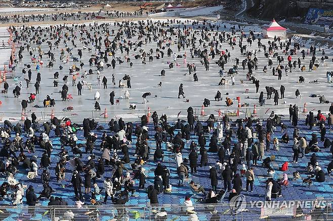 홍천강 꽁꽁축제 인파 [연합뉴스 자료사진]