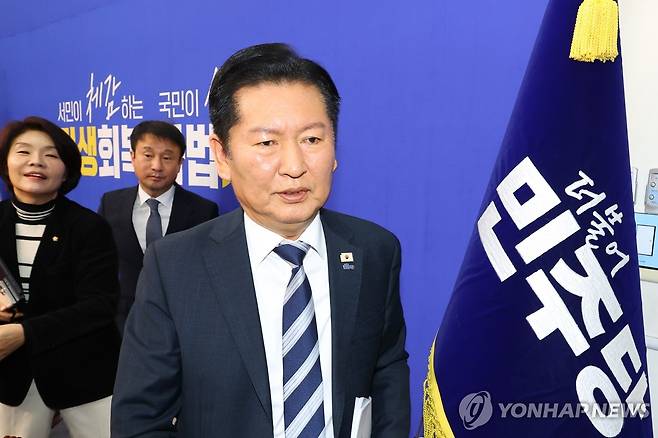 중수청법·공소청법 관련 기자회견 마친 정청래 대표 (서울=연합뉴스) 황광모 기자 = 더불어민주당 정청래 대표가 17일 국회에서 열린 검찰 개혁 입법인 중수청법·공소청법 관련 기자회견을 마친 후 이동하고 있다. 2026.3.17 hkmpooh@yna.co.kr