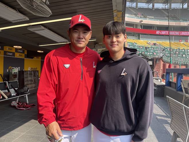 17일 인천 SSG랜더스필드에서 가볍게 훈련한 노경은-조병현 [촬영 이대호]