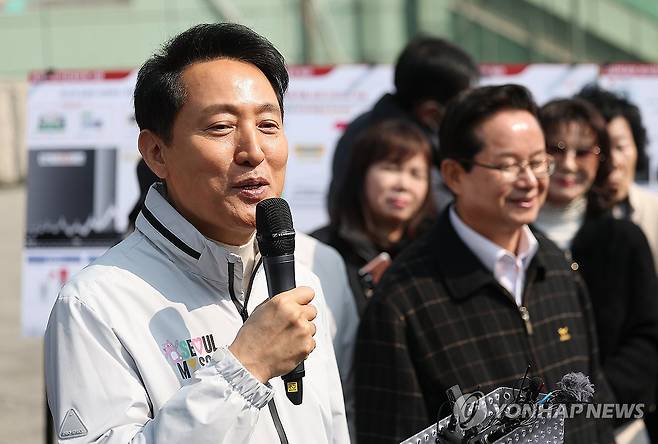 한강버스 관련 질문에 답하는 오세훈 시장 (서울=연합뉴스) 김성민 기자 = 오세훈 서울시장이 17일 서울 영등포구 신길역세권 장기전세주택 건립현장 인근에서 주택 활성화 방안 발표를 마친 후 한강버스 관련 질문에 답하고 있다. 2026.3.17 ksm7976@yna.co.kr