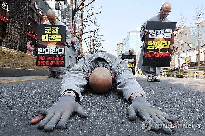 장갑이 찢어지며 전쟁 중단 염원 (서울=연합뉴스) 임화영 기자 = 대한불교조계종 사회노동위원회 관계자들이 17일 서울 종로구 조계사에서 주한미국대사관까지 전쟁과 살생 중단 및 군함파견 반대 오체투지를 하고 있다. 2026.3.17 hwayoung7@yna.co.kr