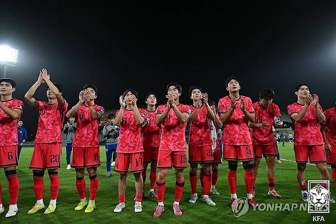 4강행 진출한 이민성호 (서울=연합뉴스) 18일(한국시간) 사우디아라비아 제다의 킹 압둘라 스포츠 시티 홀 스타디움에서 열린 2026 아시아축구연맹(AFC) U-23(23세 이하) 아시안컵 8강전에서 승리한 선수들이 경기 종료 후 관중석을 향해 인사하고 있다. 이민성 감독이 지휘하는 한국 U-23 대표팀은 이날 호주에 2-1로 이겨 준결승에 올랐다. 2026.1.18 [대한축구협회 제공. 재판매 및 DB 금지] photo@yna.co.kr