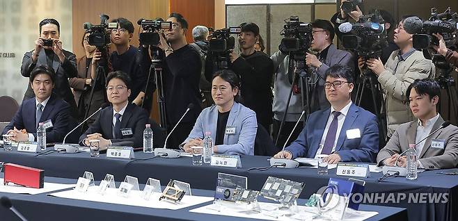 민관 합동 간담회 참석한 AI 반도체 기업 대표들 (서울=연합뉴스) 류영석 기자 = 17일 서울 중구 프레스센터에서 열린 국민성장펀드 'K-엔비디아 프로젝트' 민관 합동 간담회에서 AI 반도체 기업 5사 대표들이 배경훈 부총리 겸 과학기술정보통신부 장관의 인사말을 듣고 있다.
    왼쪽부터 신성규 리벨리온 CFO, 김주영 하이퍼엑셀 대표, 백준호 퓨리오사AI 대표, 김녹원 딥엑스 대표, 신동주 모빌린트 대표. 2026.3.17 ondol@yna.co.kr