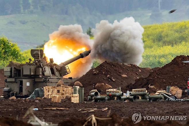 이스라엘 북부 접경지에서 레바논 남부 지역을 향해 포탄을 발사하는 이스라엘군 [AFP=연합뉴스. 재판매 및 DB 금지]