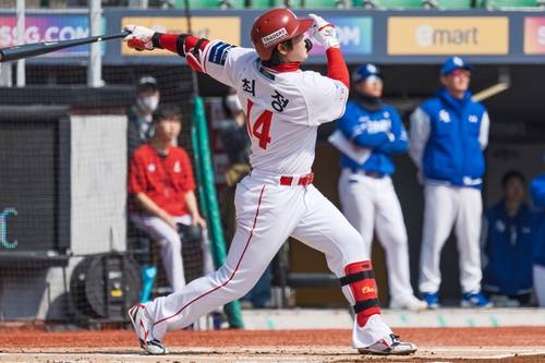 시범경기 첫 홈런을 친 최정 [SSG 랜더스 제공. 재판매 및 DB 금지]