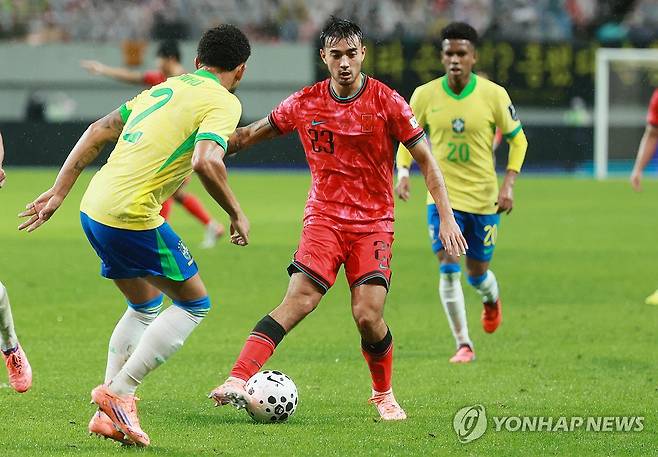 교체 투입된 옌스 카스트로프 (서울=연합뉴스) 이동해 기자 = 10일 서울 마포구 서울월드컵경기장에서 열린 한국과 브라질 축구 대표팀의 친선경기. 한국 옌스 카스트로프가 수비 돌파를 시도하고 있다. 2025.10.10 eastsea@yna.co.kr