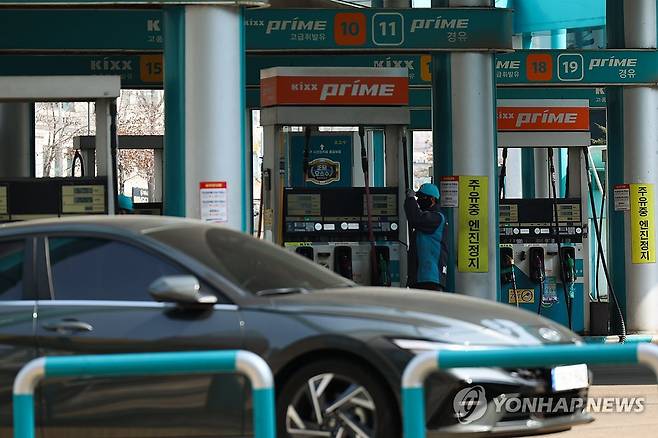 미국·이란 갈등 영향 국제 유가 상승, 수입물가지수 8개월 연속 오름세 (서울=연합뉴스) 류효림 기자 = 지난달 미국·이란 갈등으로 국제 유가가 오르자 우리나라 수입 제품의 전반적 가격 수준(원화 환산 기준)도 1% 이상 높아졌다. 한국은행이 17일 발표한 수출입물가지수 통계에 따르면 2월 기준 수입물가지수(원화 기준 잠정치·2020년 수준 100)는 145.39로, 1월(143.74)보다 1.1% 상승했다. 작년 7월 이후 8개월 연속 오름세다. 사진은 이날 서울 시내 주유소 모습. 2026.3.17 ryousanta@yna.co.kr